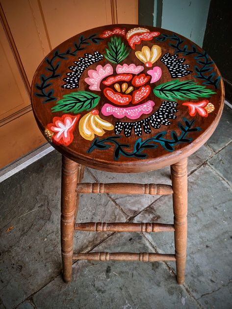 Folk Flowers Painted Stool Tutorial – Spring Bird Folk Art Stool, Folk Art On Furniture, Folk Art Painting Country, Painted Stools Ideas, Folk Art Tutorial, Folk Painted Furniture, Stool Painting Ideas, Painted Chairs Diy, Folk Home Decor