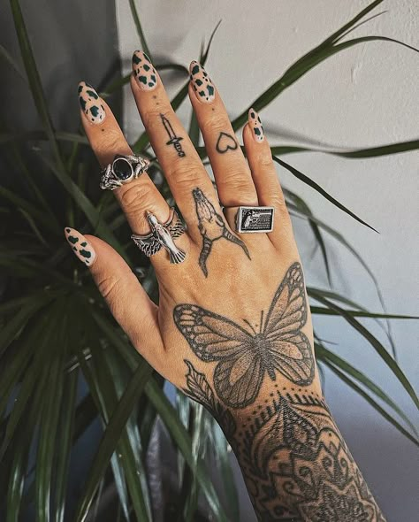 Finger Tattoo For Women, Finger Tats, Knuckle Tattoos, Hand And Finger Tattoos, Pretty Hand Tattoos, Western Tattoos, Inspiration Tattoos, Hand Tattoos For Women, Dope Tattoos For Women