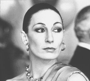 Anjelica Huston was awarded Best Supporting Actress for ("Prizzi's Honor") in 1985. Angelica Houston, Anjelica Huston, Classic Portraits, Marlene Dietrich, Hollywood Icons, Penelope Cruz, Famous Faces, Angelina Jolie, Classic Beauty