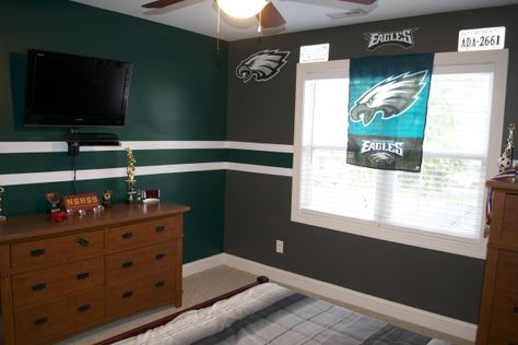 Philadelphia Eagles Room Ideas, Nfl Bedroom Ideas, Philadelphia Eagles Bedroom, Philadelphia Eagles Room, Eagles Bedroom, Luxury Man Cave Ideas, Philadelphia Eagles Man Cave, Eagles Man Cave, Man Cave Bar Diy