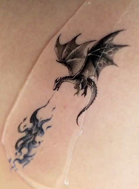 Dragon Arm Tattoo Women, Realistic Dragon Tattoo, Elegant Dragon Tattoo, Dragon Tattoo Game Of Thrones, Dragon Skull Tattoo, Tattoo Ideas Dragon, Wyvern Tattoo, Dragon Tattoo Simple, Game Of Thrones Tattoo