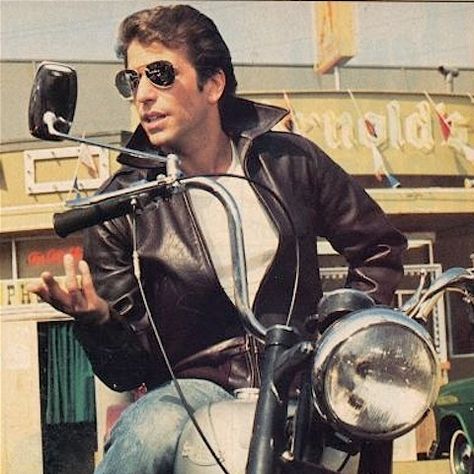 Celebrities from the 70's wearing iconic eyeglasses and sunglasses.  - Arthur Fonzarelli, aka Fonzie from Happy Days - Sophia Loren - Elton John Happy Days Tv Show, Fonzie Happy Days, Hd Fatboy, The Fonz, Classic Television, Old Shows, Old Tv Shows, Vintage Tv, Easy Rider