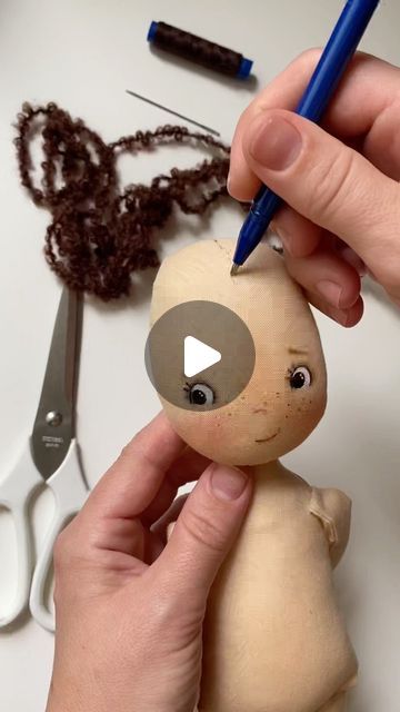 Dolls Hair How To Make, Ragdoll Hair, Rag Doll Hair Tutorial, How To Make Doll Hair, Doll Hair Ideas, Doll Hair Tutorial, Sew A Doll, Handmade Dolls Tutorial, Fabric Dolls Tutorial