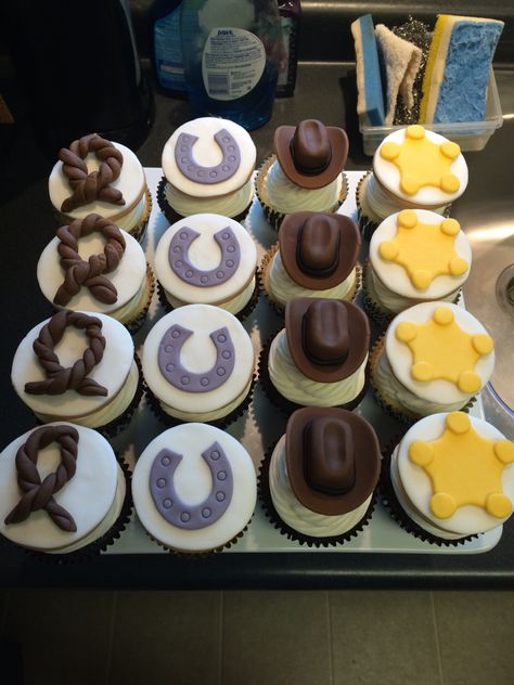 Country Theme Cupcakes, Rodeo Cupcakes, Cowboy Treats, Cowboy Cupcakes, Cowboy Cakes, Rodeo Birthday Parties, Cowboy Theme Party, Horse Birthday Parties, Young Farmers