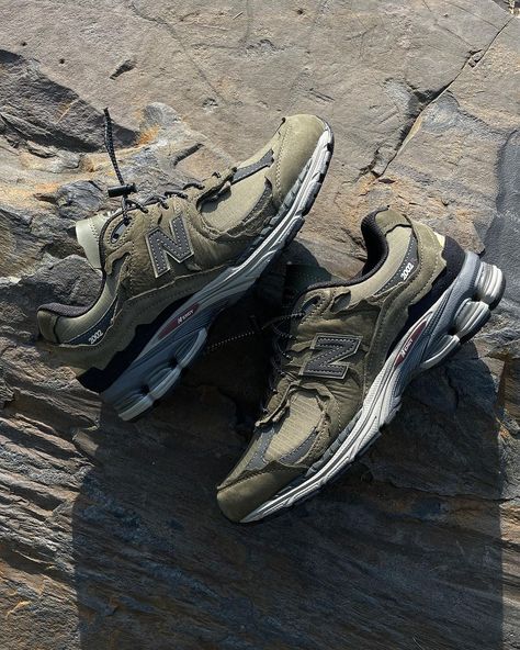 Ripstop underlays and rich Khaki overlays... a closer look at the upcoming New Balance 2002R 'Protection Pack'... We all waiting for these ones? Due for release later this year, keep it locked with TDD for official release dates 🔒 Imagery via 12.leaker #thedropdate #newbalance #protectionpack #nb2002r #2002protectionpack 2002r Protection Pack, New Balance Outfit, New Balance 2002r, It's Locked, Old Shoes, Swag Shoes, Green Outfit, Heads Up, Moss Green