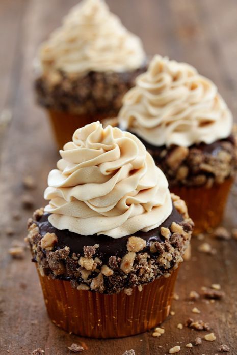 Toffee Crunch Cupcake with Caramel Frosting...now I know how to use those… Toffee Crunch, Cake Brownie, Caramel Frosting, Hash Browns, Think Food, Dessert Cupcakes, Yummy Cupcakes, Yummy Sweets, Food Cakes