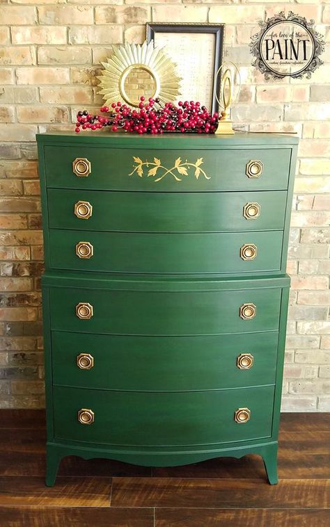 Annie Sloan's Amsterdam Green with dark wax Amsterdam Green, Green Painted Furniture, Shabby Chic Furniture Diy, Upcycle Vintage, Green Dresser, Diy Dresser Makeover, Painted Furniture Colors, Dresser Furniture, Vintage Dresser