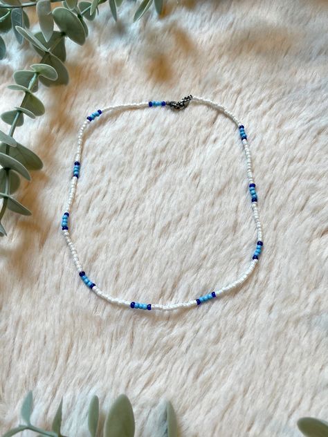 Blue Necklace Aesthetic, Summer Pearl Necklace, Aesthetic Blue And White, Aesthetic Pearl Necklace, Pearl Necklace Diy, Pearl Necklace Aesthetic, Diy Pearl Necklace, Blue Beaded Necklace, White Pearl Necklace