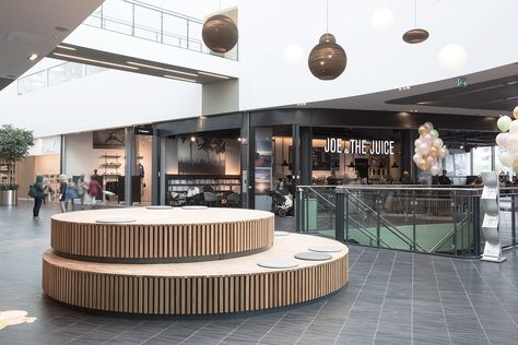 Round Seating, Shopping Mall Interior, Shopping Mall Design, Outdoor Sitting, Retail Architecture, Corner Seating, Outdoor Sitting Area, Outdoor Shopping, Mall Design