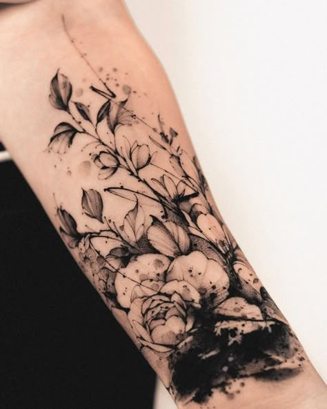 Tattoo Writing Styles, Floral Tattoo Ideas, Spiritual Hand, Hand Tattoo Designs, Wrist Tattoo Cover Up, Mandala Hand Tattoos, Hourglass Tattoo, Gothic Elegance, Type Tattoo