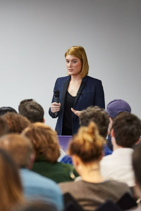 Public Speaker Photoshoot, Speaker Photoshoot Ideas, Business Event Photography, Public Speaking Photography, Seminar Photography, Public Speaker Aesthetic, Conversation Photography, Leadership Photography, Event Photography Ideas