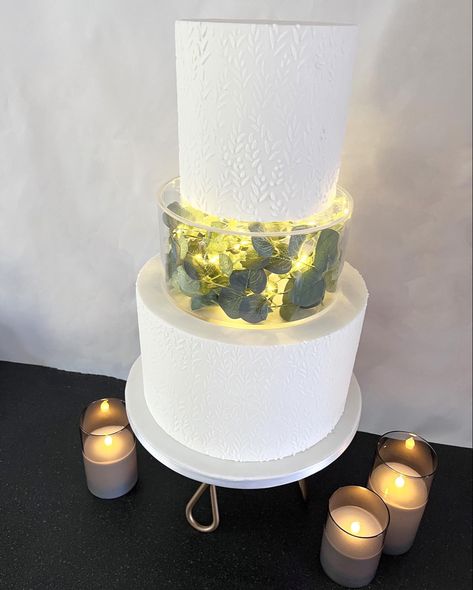 Acrylic Wedding Cake Stand, Fillable Cake Stand Ideas, Cake With Clear Tier, Wedding Cake Acrylic Tier, Cake With Acrylic Tier, Wedding Cake With Lights, Cake With Lights, 2 Tier Wedding Cakes, Wedding Goodies