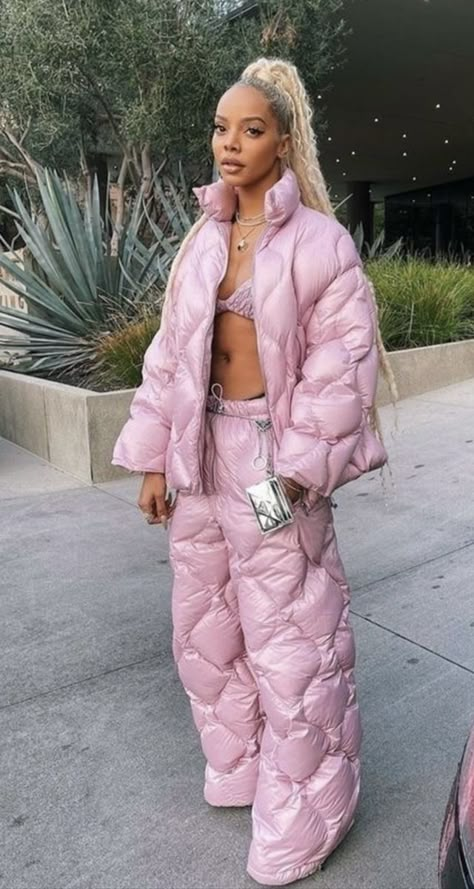 Puffer Pants Outfit, Barbie Streetwear, Streetwear Outfit Winter, Pink Puffer Jacket Outfit, Pink Tomboy, Movie Outfit Ideas, Movie Outfit, Outfit Barbie, Girl Streetwear