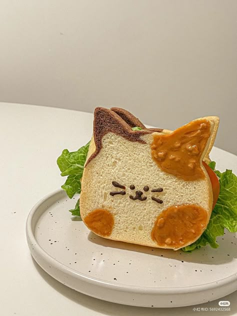 Cat Sandwich, Kawaii Cooking, Cute Snacks, Small Desserts, Easy Food Art, Cat Cafe, Kawaii Food, Decoration Idea, Cute Desserts