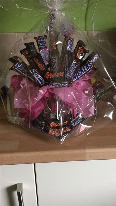 Mars bar and snickers bouquet.  Made with simple glass wiker candle holder and dry flower foam. Snickers Bouquet, Flower Foam, December Gift, Mars Bar, Dry Flower, Care Package, Candle Holder, Dried Flowers, Mars