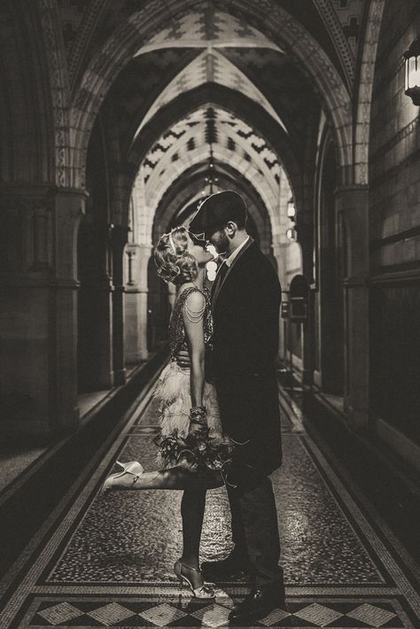 Peaky Blinders 1920s wedding (23) Vintage Wedding Couple, Peaky Blinders Wedding, 1920 Wedding, Roaring 20s Wedding, 1920s Wedding Theme, Wedding Couple Pictures, Shooting Couple, 20s Wedding, Engagement Pic