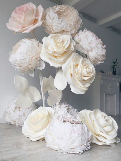 Dare To Be Different With These Wedding Decor Ideas - Modern Wedding Wedding Decorations On A Budget, Paper Flowers Wedding, Large Paper Flowers, Paper Flower Backdrop, Paper Ideas, Giant Paper Flowers, Giant Flowers, Deco Floral, Paper Flowers Diy