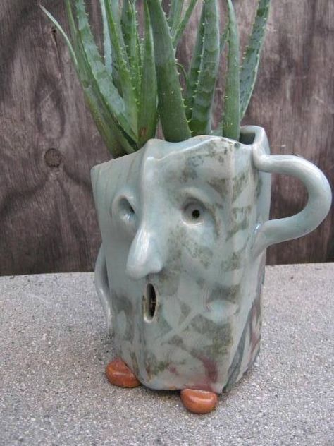 Love it too. Clay Planters, Sculptures Céramiques, Face Planters, Head Planters, Clay Faces, Pottery Classes, Clay Ceramics, Ceramic Clay, Cacti And Succulents