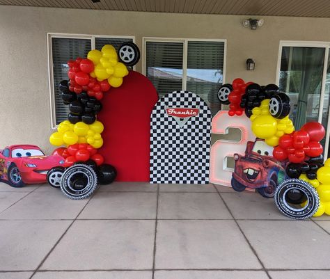 Disney Cars Balloon Decorations, Cars Backdrop Ideas, Cars Decorations Party Lightning Mcqueen, Cars Photo Backdrop, Cars Balloon Backdrop, Lighting Mcqueen Birthday Party Decorations, Lightning Mcqueen Birthday Decorations, Lightning Mcqueen Balloon Arch, Disney Cars Birthday Backdrop