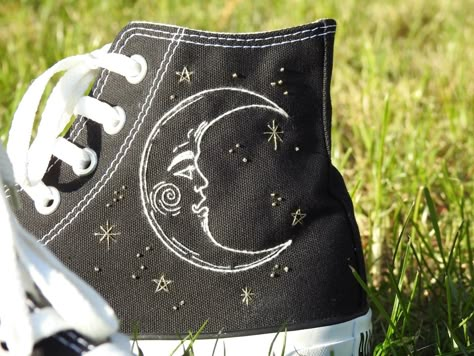 Unique Converse High Tops, Custom Trainers, Converse Art, Diy Converse, Converse Embroidery, Moon Shoes, Sun And Moon Design, Converse Design, Cute Converse Shoes