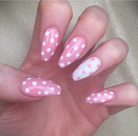 Pink Polka Dot Nail Designs, Pink Green Black Nails, Christmas Nails Polka Dots, Nail Ideas Dots, Pokadot Nails Acrylic, Polkadot Nailart, Pink Polka Dot Nails, Nails With Polka Dots, Spotty Nails