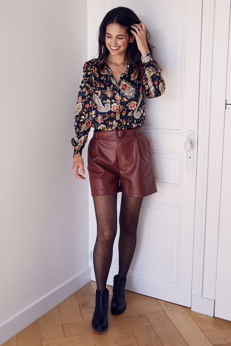 Short.  2 poches devant et 2 poches décoratives au dos.  Ceinture sous passants à la taille.  Cette saison, le short est de sortie ! Outfit Short En Cuir, Short Marron Outfit, Short Cuir, Hair And Makeup Tips, Look Short, Mode Casual, Style Mistakes, Elegant Fashion, Short Outfits