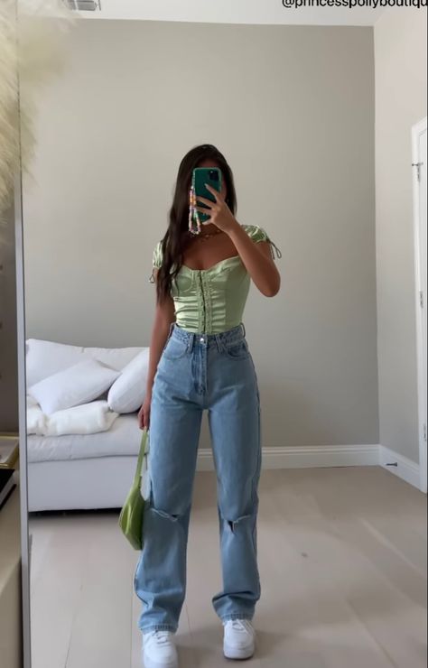 Fancy Top And Jeans Outfit, Blue Jeans Outfit Night Out, Jeans And Nice Top Outfit Going Out, Blue Jeans Going Out Outfit, Jeans Outfit Fancy, Nice Top And Jeans Outfit Ideas, Jeans And A Nice Top Night Out, Corset Verde, Green Crop Top Outfit