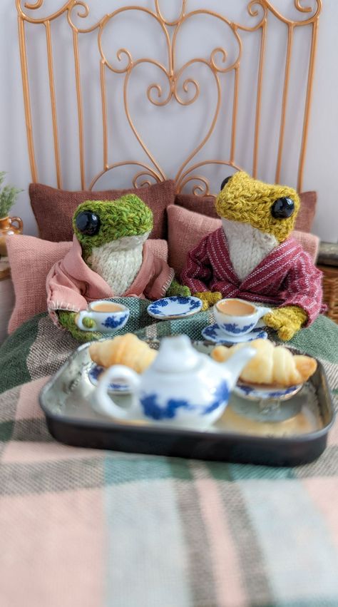 Frog & Toad Have Breakfast in Bed 🥐☕🐸🐸 India Rose, Frog And Toad, Cute Frogs, Breakfast In Bed, Toad, Frogs, Lettuce, Phone Wallpaper, Miniatures