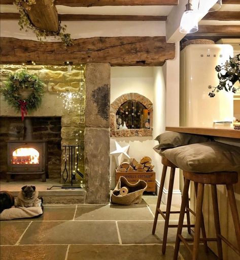 Large Inglenook Fireplace, Log Burner Cottage, Cottage Interiors Bedroom, Cosy Holiday Cottages, Cottage Log Burner, Outlander Big House Interior, Cottage House Interior, Deco Champetre, Country House Interior