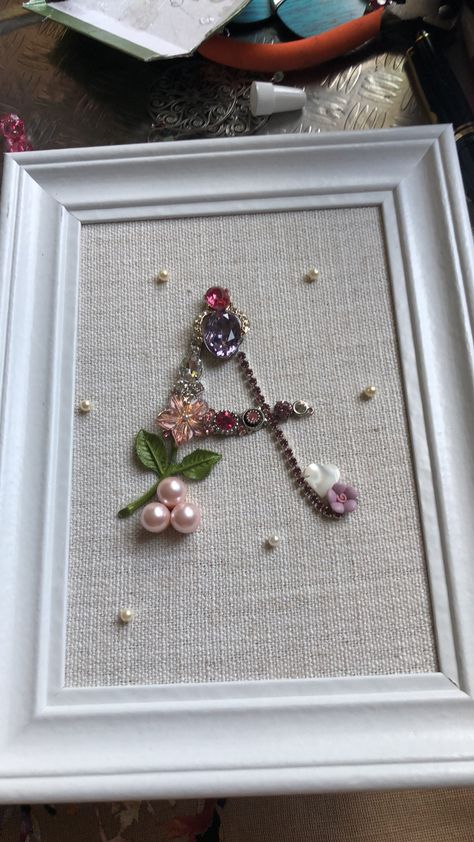 Brooch Craft Ideas, Old Jewellery Crafts, Rhinestone Picture Frame Diy, Vintage Jewelry Picture Frames, Making Pictures Out Of Old Jewelry, Jewelry Canvas Art, Jewelry Art Framed Diy, Brooch Display Ideas Diy, Art From Old Jewelry Diy Projects