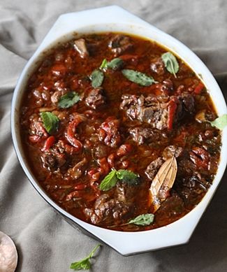 Basque Lamb Stew ... White Wine or Red? Surpisingly both! 1 Basque Spain, Basque Recipes, Creamy Cheesy Pasta, Basque Food, Lamb Stew Recipes, Christmas Meal, Spanish Christmas, Lamb Dishes, Lamb Stew