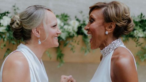 Inside Robin Roberts and Amber Laign's magical wedding celebration Robin Roberts Style, Julia Roberts I Love Trouble, Caroline Campbell, My Best Friends Wedding Julia Roberts, Robin Appear When Loved Ones Are Near, Julia Roberts Golden Globes, Robert Junior, Robin Roberts, A Night To Remember