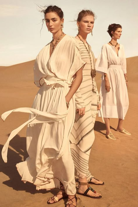 Zara Spring/Summer 2019 Collection Confirms The Colour Of The Season | Glamour UK Zara Outfit Ideas, Zara Summer Dress, Desert Photoshoot, Zara Spring, Rara Avis, Campaign Photography, Zara Summer, Outfit Zara, Mode Zara