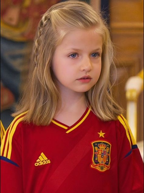 July 2, 2012 📍Zarzuela Palace, Madrid, Spain | 📸Pool Princess Leonor Wallpaper, Spain People, Princes Leonor, Spain Girl, Spain Princess, Leonor Princess Of Asturias, Princess Of Spain, 2000s Japanese Fashion, Spanish Royalty