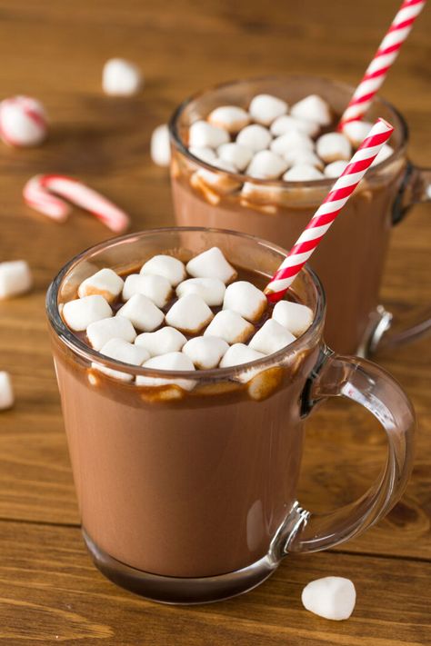 Hot Chocolate with marshmallows Christmas Party Food Ideas, Christmas Finger Foods, Hot Chocolate Toppings, Hot Chocolate Ingredients, Gourmet Hot Chocolate, Homemade Hot Chocolate Mix, Crockpot Hot Chocolate, Hot Chocolate Milk, Diy Hot Chocolate