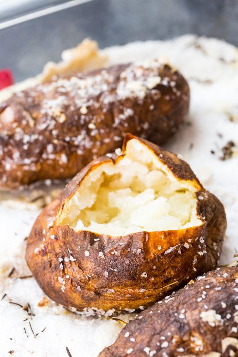 Salt Baked Potatoes - Easy Peasy Meals Salt Baked Potatoes, Salted Baked Potato, Baked Red Potatoes, Perfect Potatoes, Baked Potato Microwave, Ice Cream Salt, Best Baked Potato, Creamy Potatoes, Potatoes Baked