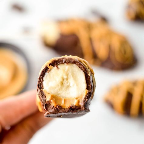 Frozen Peanut Butter Chocolate Covered Bananas are an easy, 3 ingredient dessert! They are a perfect healthy treat for a hot summer day! Vegan, gluten-free and dairy-free! Frozen Banana Recipes, Frozen Peanut Butter, Chocolate Covered Bananas Frozen, 3 Ingredient Desserts, Chocolate Covered Bananas, Winter Drink, Baked Fruit, Frozen Chocolate, Healthier Food