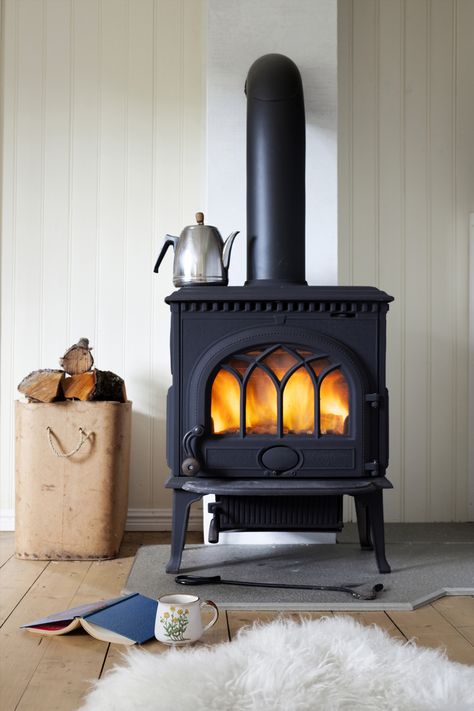 Best Wood Burning Stove, Snug Room, Wood Heater, Living Room Decor Inspiration, Classic Living Room, Lounge Design, Wood Burner, Wood Burning Stove, Wood Stove