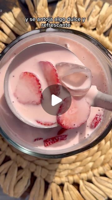 Samantha Guzmán Lizárraga on Instagram: "HORCHATA ROSA ESTILO LA MICHOACANA 🍓✨   INGREDIENTES:   -1 taza de avena (+ 2 de agua)  -1 taza de arroz (+ 2 de agua)  -1/4 varita de canela (ó 1/2 cucharada de canela molida) -600 gr de fresa  -1 lata de leche evaporada  -1 taza de leche  -1 lata de leche condensada   OJOOOO si te gusta muy dulce puedes agregar extra azúcar 🫶🏻 es cuestion de gustos!!   #aguadulce #horchata #agua #recetas #recetasfaciles #fresa #méxico #comidamexicana #mexicanfood #delicious #fresco #hogar #comer #cocina #gastronomia" Agua Horchata, Drinks, On Instagram