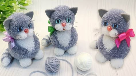 This pom pom kitten is the cutest project you can try today. Perfect to pass the time or when you need a handmade gift idea. Yarn Animals, Pom Pom Animals, Easy Yarn Crafts, Snowman Crafts Diy, Diy Pom Pom, Diy Yarn Crafts, Handmade Christmas Crafts, Pom Pom Crafts, Yarn Pom Pom