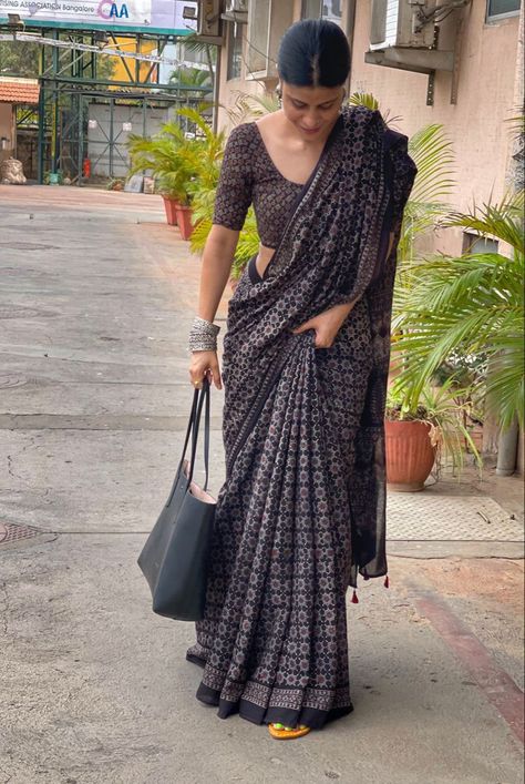 Cotton Saree Look Aesthetic, Cotton Saree For Office Wear, Saree Styles Cotton, Cotton Saree Styles, Saree Casual Style, Simple Saree Aesthetic, Casual Saree Outfit, Ajrakh Blouse Designs Latest, Cotton Saree Designs Casual