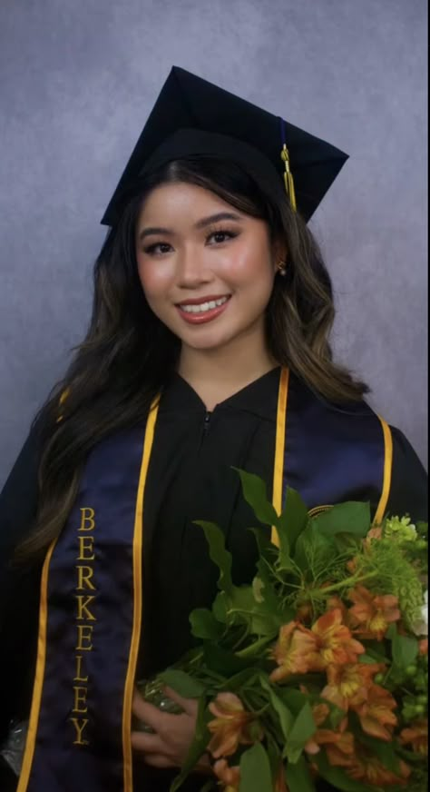 Masters Graduation Pictures Studio, Graduation Cap With Bangs, Grad Photos Studio, Graduation Pictures Portrait, Graduation Picture Makeup Ideas, Graduation Pictures Makeup, Graduation Pic Makeup, Graduation Picture Hairstyles, Graduation Pictures In Studio