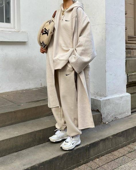 blogger street style and nike sneakers image <img alt= src="https://data.whicdn.com/images/350408 Long Wool Coat Outfit, Wool Coat Outfits, Wool Coat Outfit, Fits 2022, Cold Weather Outfits Winter, Tracksuit Outfit, Winter Fashion Outfits Casual, Diy Vetement, Beige Outfit