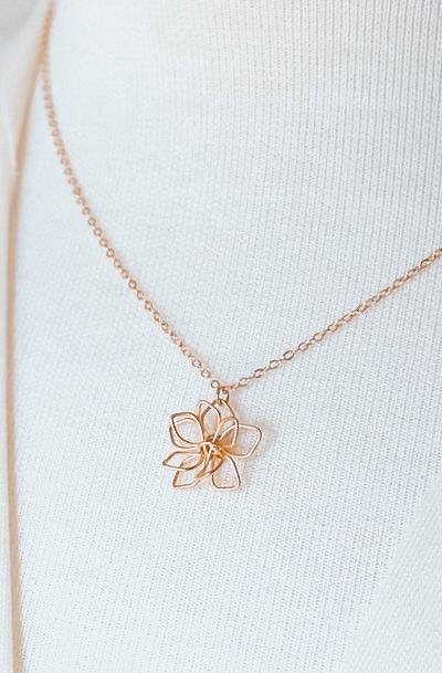 dainty wire flower necklace Beautiful Shops, قلادات متدلية, Flower Necklace Gold, Necklace Flower, Dope Jewelry, Classy Jewelry, Fancy Jewellery, Jewelry Lookbook, Fancy Jewelry