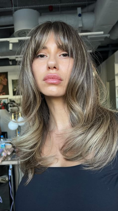 Fringe Bangs With Highlights, Cool Autumn Hair Color, Balayage On Bangs, Highlight Hair With Bangs, Highlighted Hair With Bangs, Layered Hair Color Ideas, Brown Hair With Highlights Bangs, Brown Layered Hair With Highlights, 90s Haircut With Bangs