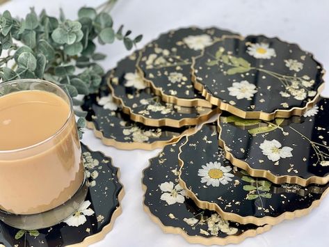 Dried Flower Resin Coasters, Resin Coasters Flowers, Resin Ideas Projects, Resin Coasters Ideas, Flower Resin Coaster, Tiered Dessert Tray, Dried Flowers In Resin, Coaster Resin, Coasters Resin