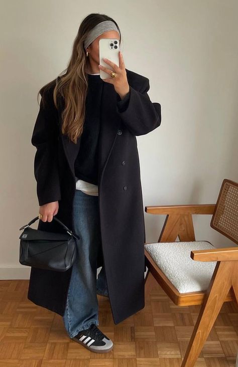 Styling Gazelles, Black Coat Outfit, Autumn Food, Adidas Samba Outfit, Wide Leg Jeans Outfit, Winter Ootd, Samba Outfit, Downtown Outfits, Instagram Autumn