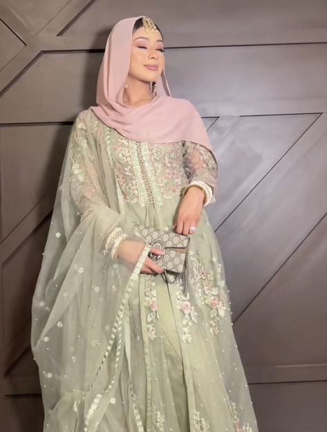 Desi Dress, Desi Wedding Dresses, Eid Outfits, Girls Dress Outfits, Mode Turban, Modest Fashion Hijab, Pakistani Wedding Outfits, Desi Fashion Casual, Pakistani Fancy Dresses