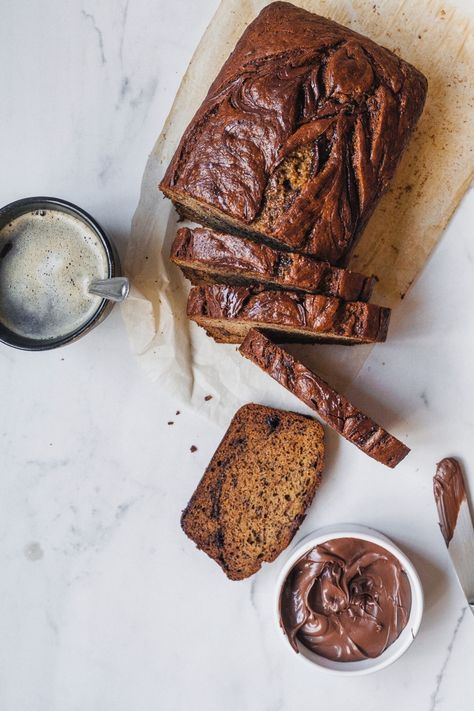 Nutella Banana Bread, Food Flatlay, Homemade Banana Bread, Nutella Desserts, Banana Nutella, Dessert Photography, Nutella Recipes, Food Photography Tips, Chocolate Chip Muffins