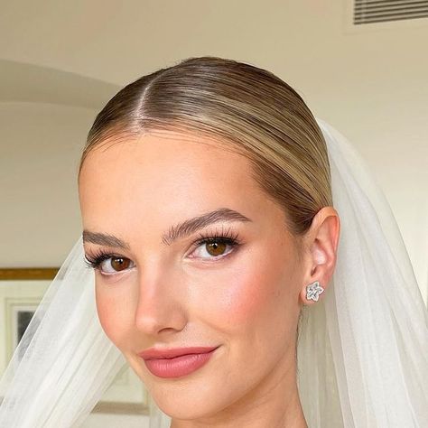 Brides by Kerry on Instagram: "The most beautiful weekend spent in France 🇫🇷 at @chateaustmartin with sensational @alexandrabaron for her wedding weekend 💍  For Alexandra’s look we designed a glowing, sculpted skin paired with subtle peachy pink highlights & delicate, defined lashes.   Using @charlottetilbury @sweedbeauty @makeupbymario @shiseido @omorovicza   Bridal enquiries 💌 info@kerrywhitemakeupartist.com  Hair by @allisondepmuah  Alexandra wears  Rehearsal Dinner @alexandermcqueen  Wedding Day @galialahav  Wedding Planners @whiteedenweddings   #londonmakeupartist #londonmua #makeupartistsworldwide #bridalmakeup #bridalbeauty #bridalinspiration #weddinginspiration" Rehearsal Dinner Makeup, Wedding Makeup Blonde, Bridal Lashes, Natural Wedding Makeup Looks, Bridal Makeup For Brunettes, Bridal Makeup For Blondes, Amazing Wedding Makeup, Wedding Glam, Blonde Hair Brown Eyes